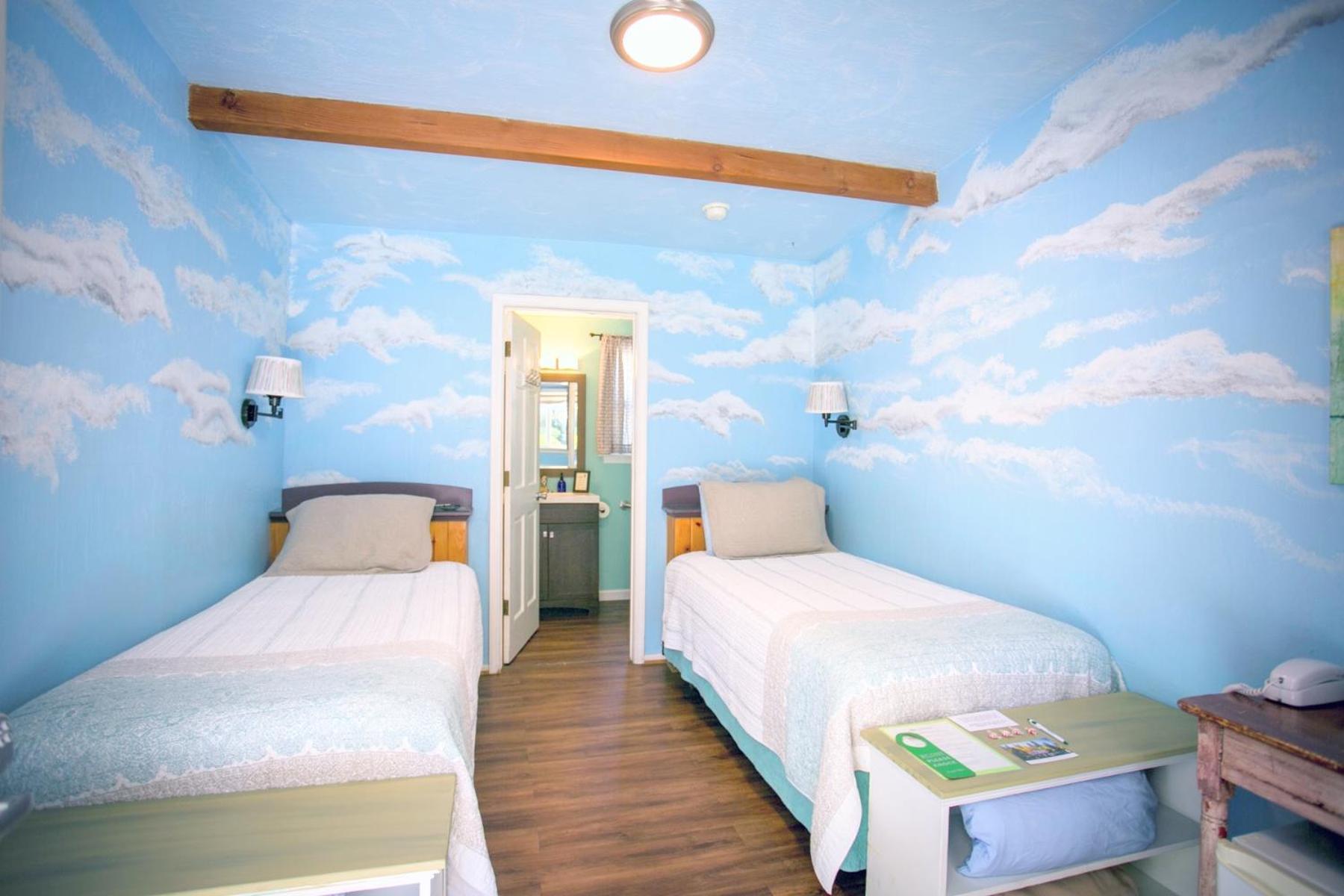 Outside Inn Nevada City Room photo